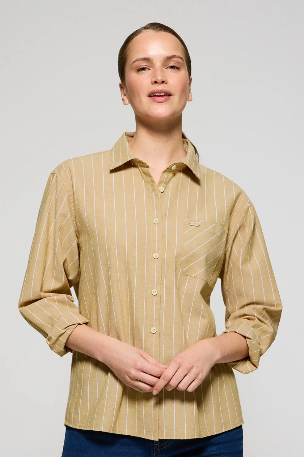 Camisa color mostaza Scarlet a rayas loose fit con botón nacarado