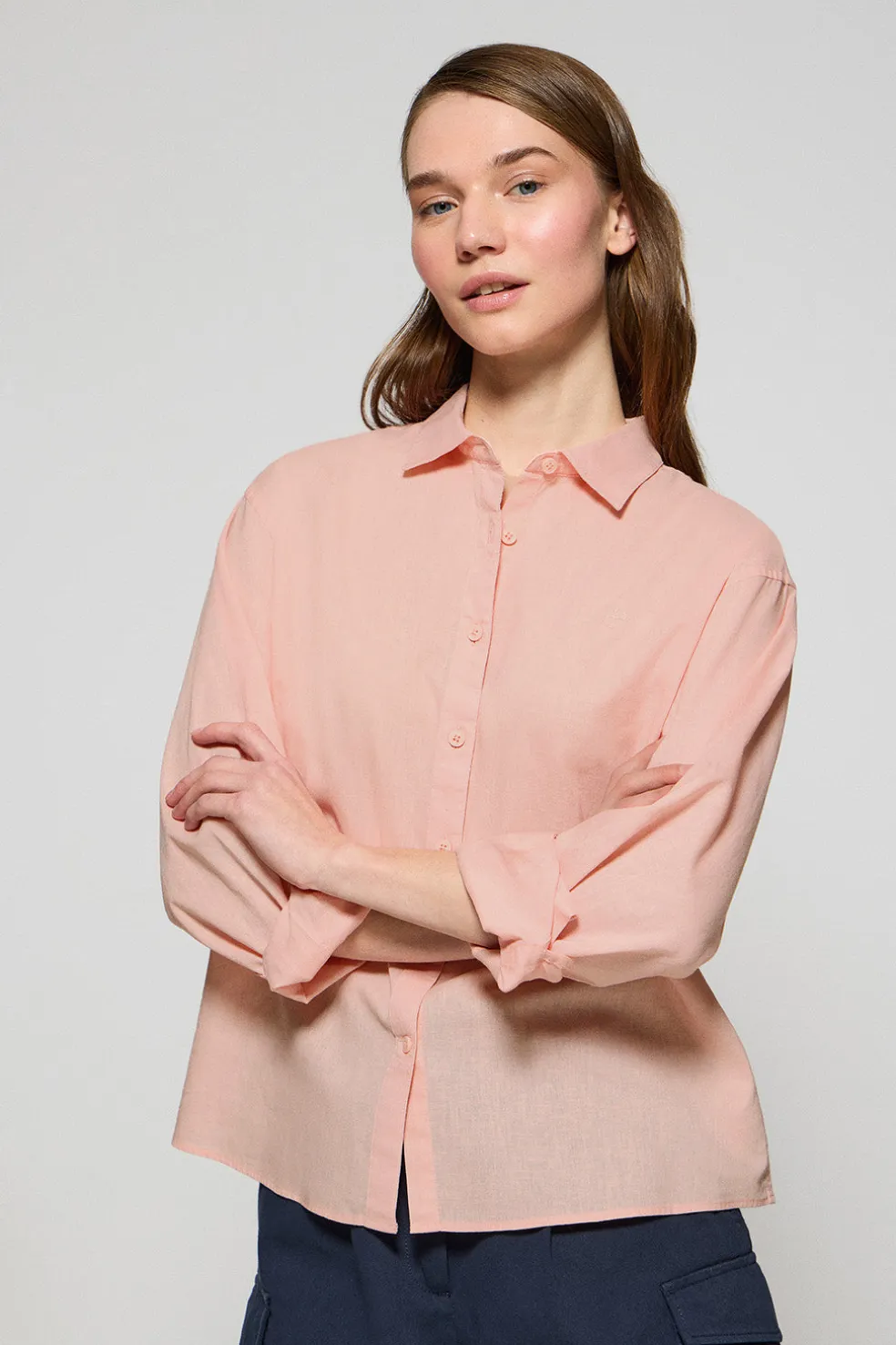 Camisa color salmón loose fit de lino y algodón con monograma bordado