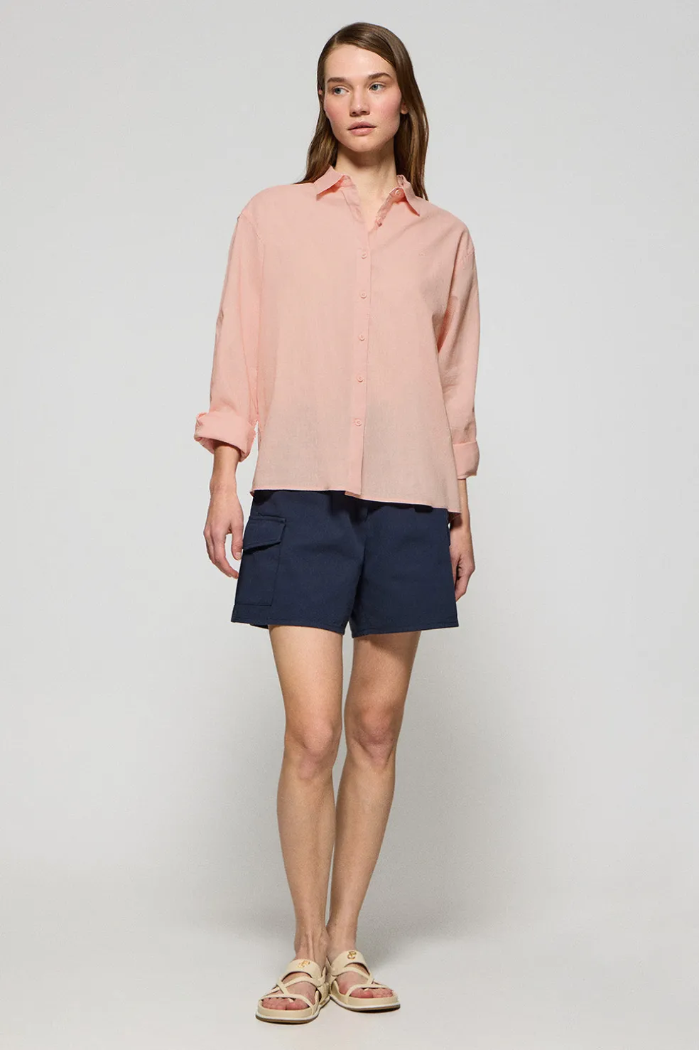 Camisa color salmón loose fit de lino y algodón con monograma bordado