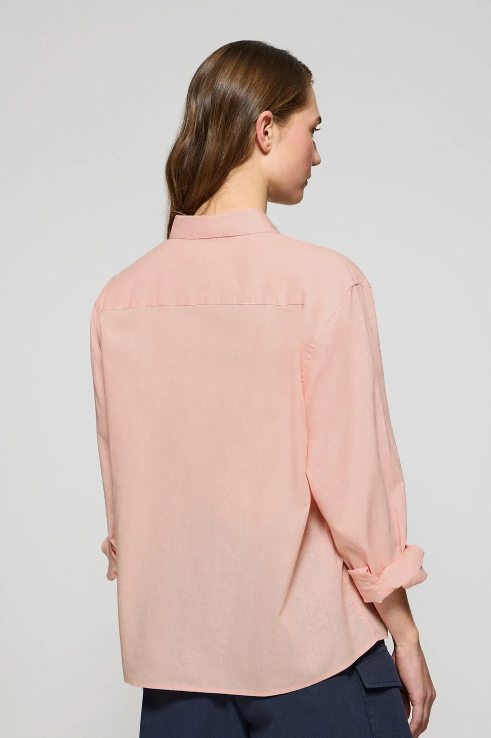 Camisa color salmón loose fit de lino y algodón con monograma bordado