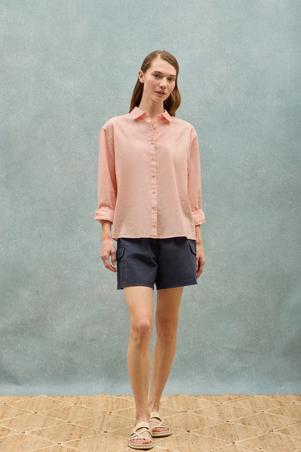 Camisa color salmón loose fit de lino y algodón con monograma bordado