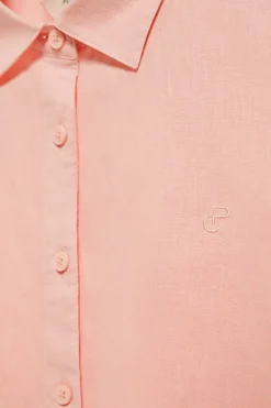 Camisa color salmón loose fit de lino y algodón con monograma bordado