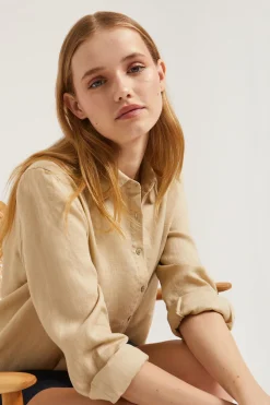 Camisa de lino beige con detalle bordado