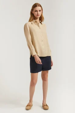 Camisa de lino beige con detalle bordado