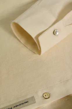 Camisa de lino beige con detalle bordado