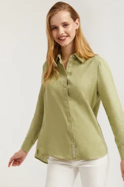Camisa de lino verde con detalle bordado