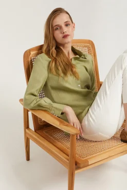Camisa de lino verde con detalle bordado