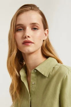 Camisa de lino verde con detalle bordado