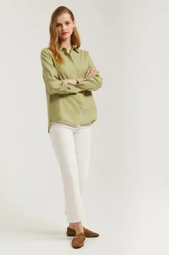Camisa de lino verde con detalle bordado