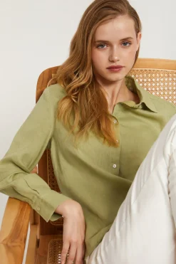 Camisa de lino verde con detalle bordado