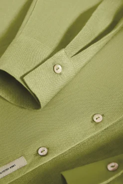 Camisa de lino verde con detalle bordado