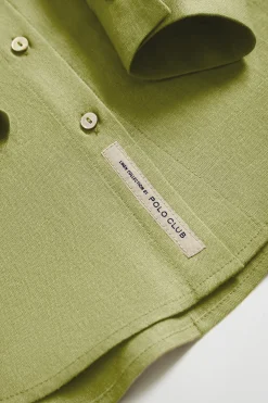 Camisa de lino verde con detalle bordado