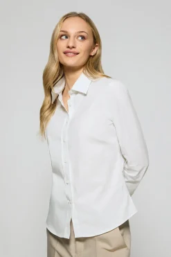 Camisa de popelín garment dye blanca con logo bordado