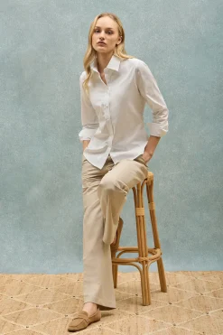 Camisa de popelín garment dye blanca con logo bordado