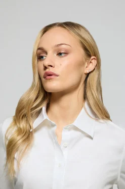 Camisa de popelín garment dye blanca con logo bordado