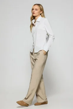 Camisa de popelín garment dye blanca con logo bordado
