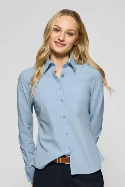 Camisa de popelín garment dye azul celeste con logo bordado