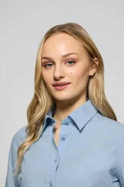 Camisa de popelín garment dye azul celeste con logo bordado