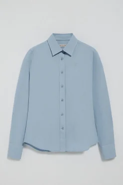 Camisa de popelín garment dye azul celeste con logo bordado