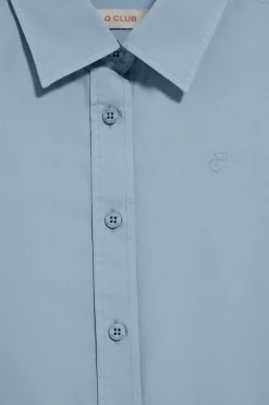 Camisa de popelín garment dye azul celeste con logo bordado