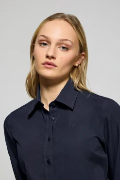 Camisa de popelín garment dye azul marino con logo bordado