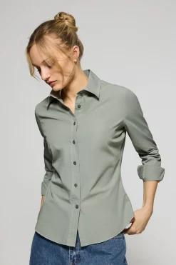 Camisa de popelín garment dye verde oscuro con logo bordado