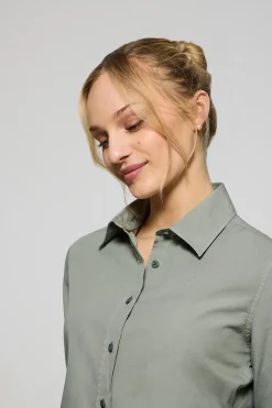 Camisa de popelín garment dye verde oscuro con logo bordado