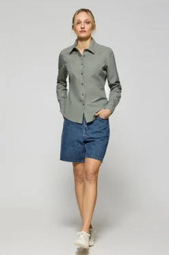 Camisa de popelín garment dye verde oscuro con logo bordado