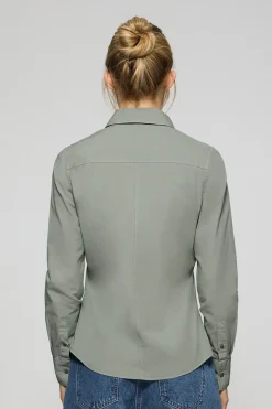 Camisa de popelín garment dye verde oscuro con logo bordado
