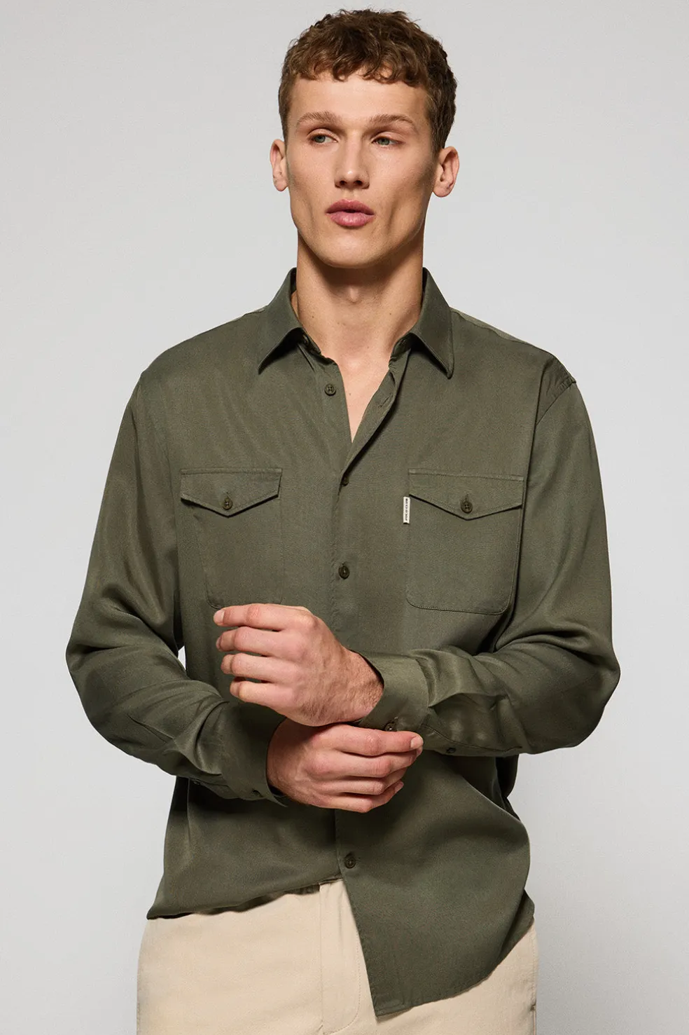 Camisa Franklin color caqui con bolsillos regular fit