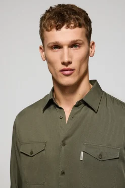 Camisa Franklin color caqui con bolsillos regular fit