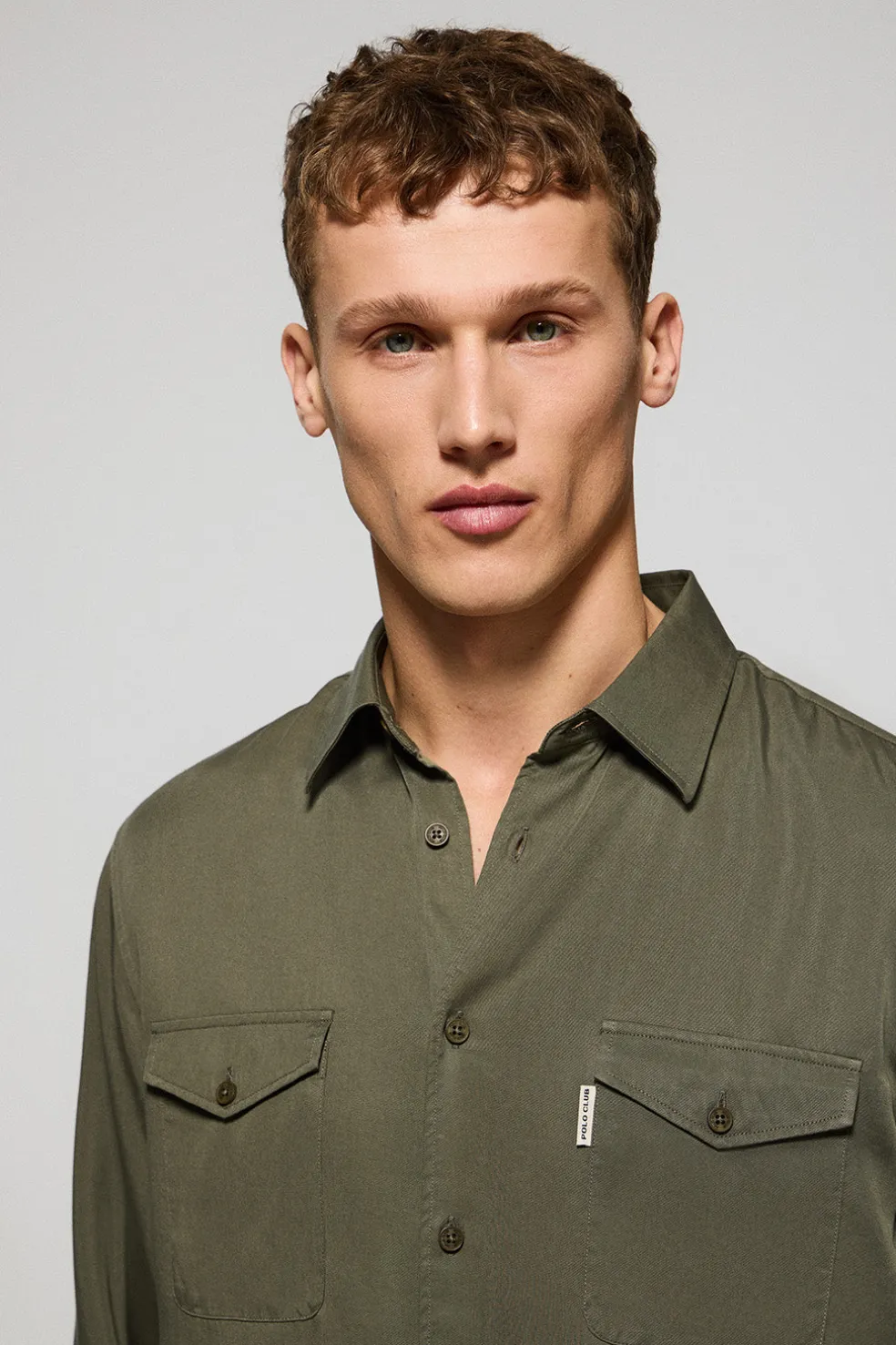 Camisa Franklin color caqui con bolsillos regular fit
