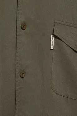 Camisa Franklin color caqui con bolsillos regular fit