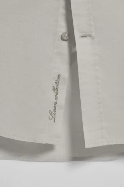 Camisa gris de lino y algodón regular fit con logo bordado