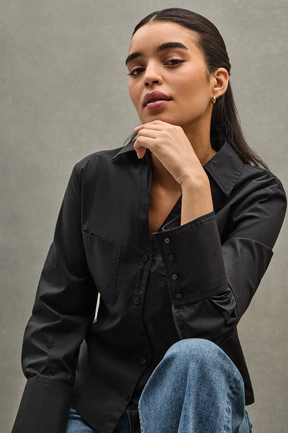 Camisa negra de corte slim y cuello pico