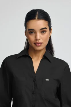 Camisa negra de corte slim y cuello pico