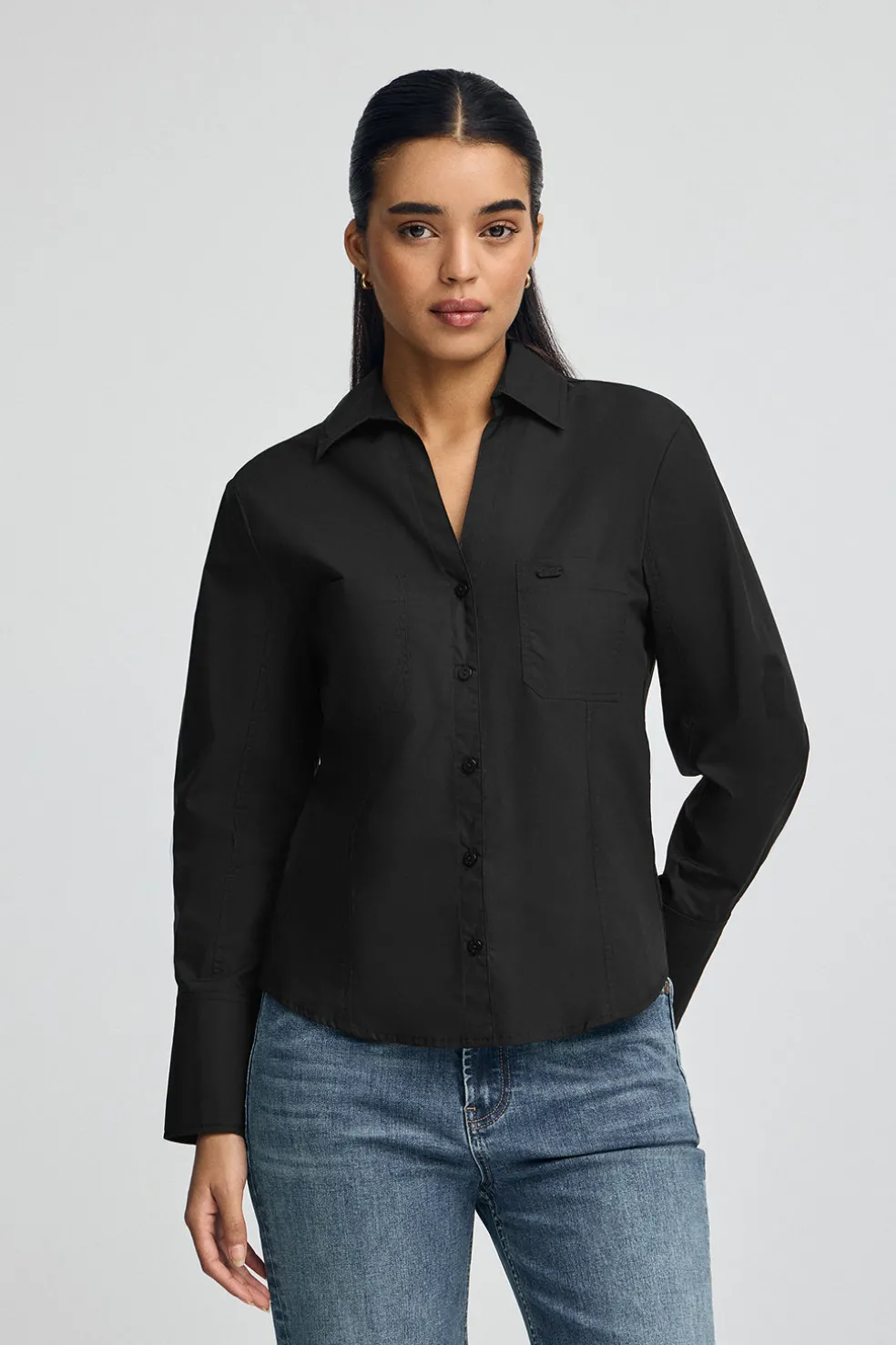 Camisa negra de corte slim y cuello pico