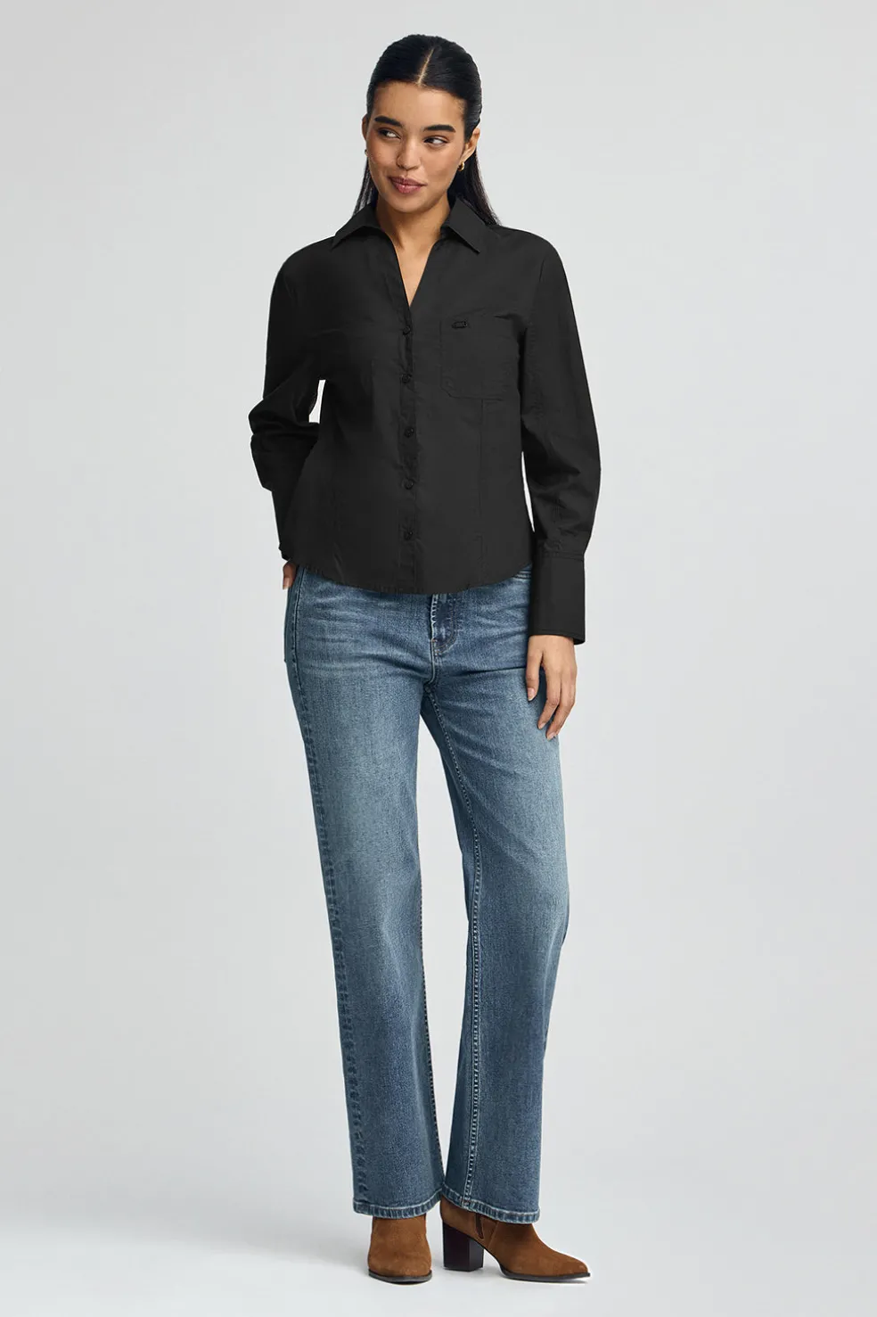 Camisa negra de corte slim y cuello pico