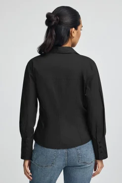 Camisa negra de corte slim y cuello pico