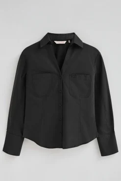 Camisa negra de corte slim y cuello pico