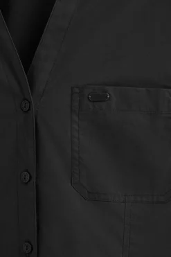 Camisa negra de corte slim y cuello pico