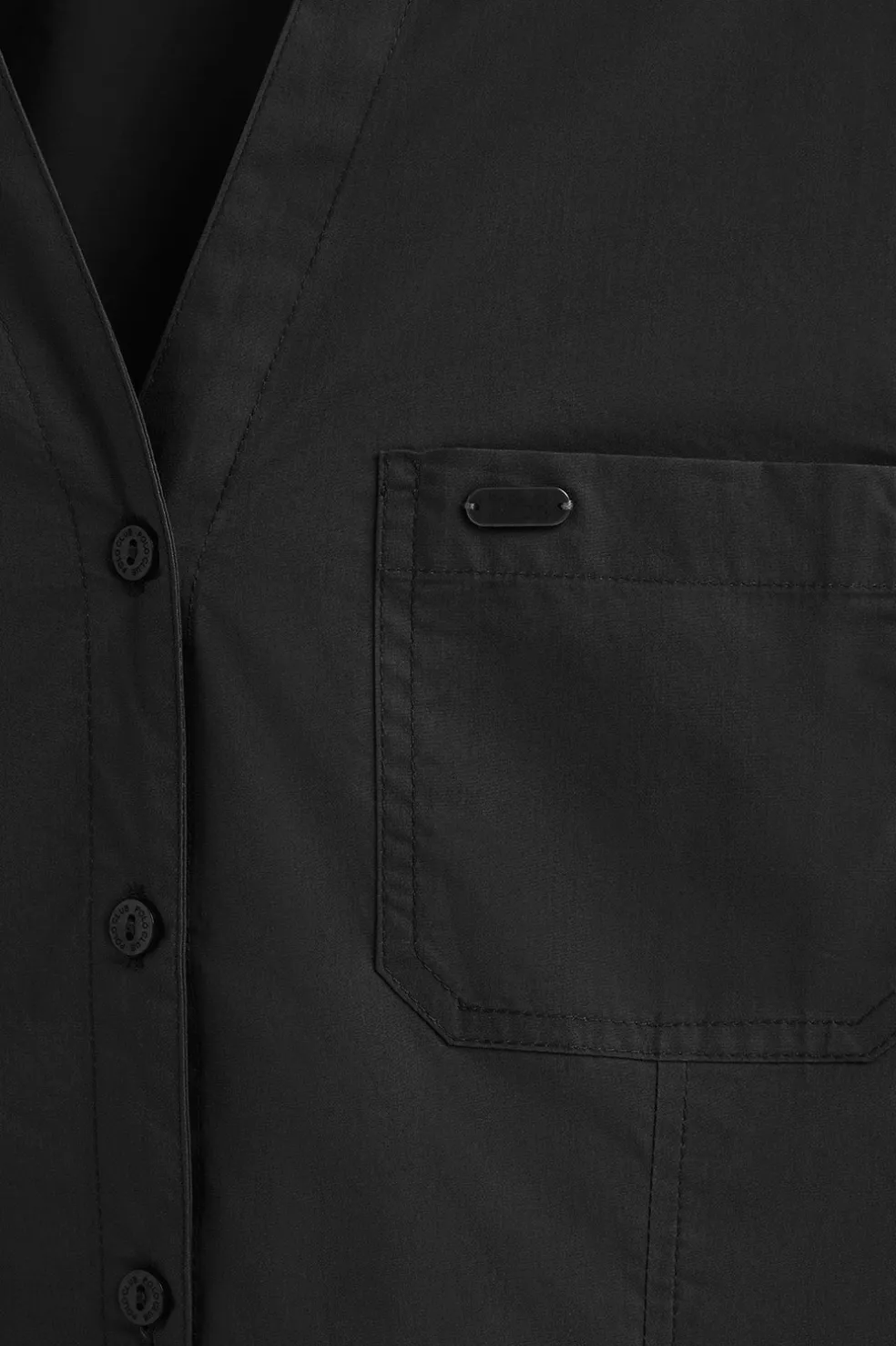 Camisa negra de corte slim y cuello pico