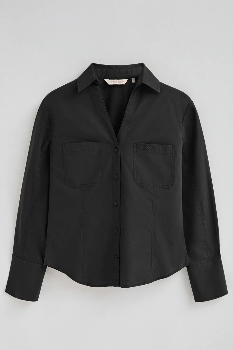 Camisa negra de corte slim y cuello pico