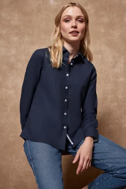Camisa oxford azul marino con logo bordado
