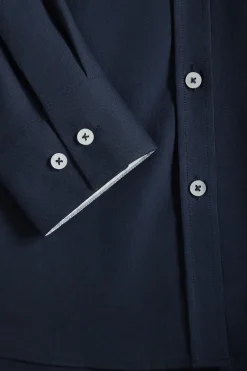 Camisa oxford azul marino con logo bordado