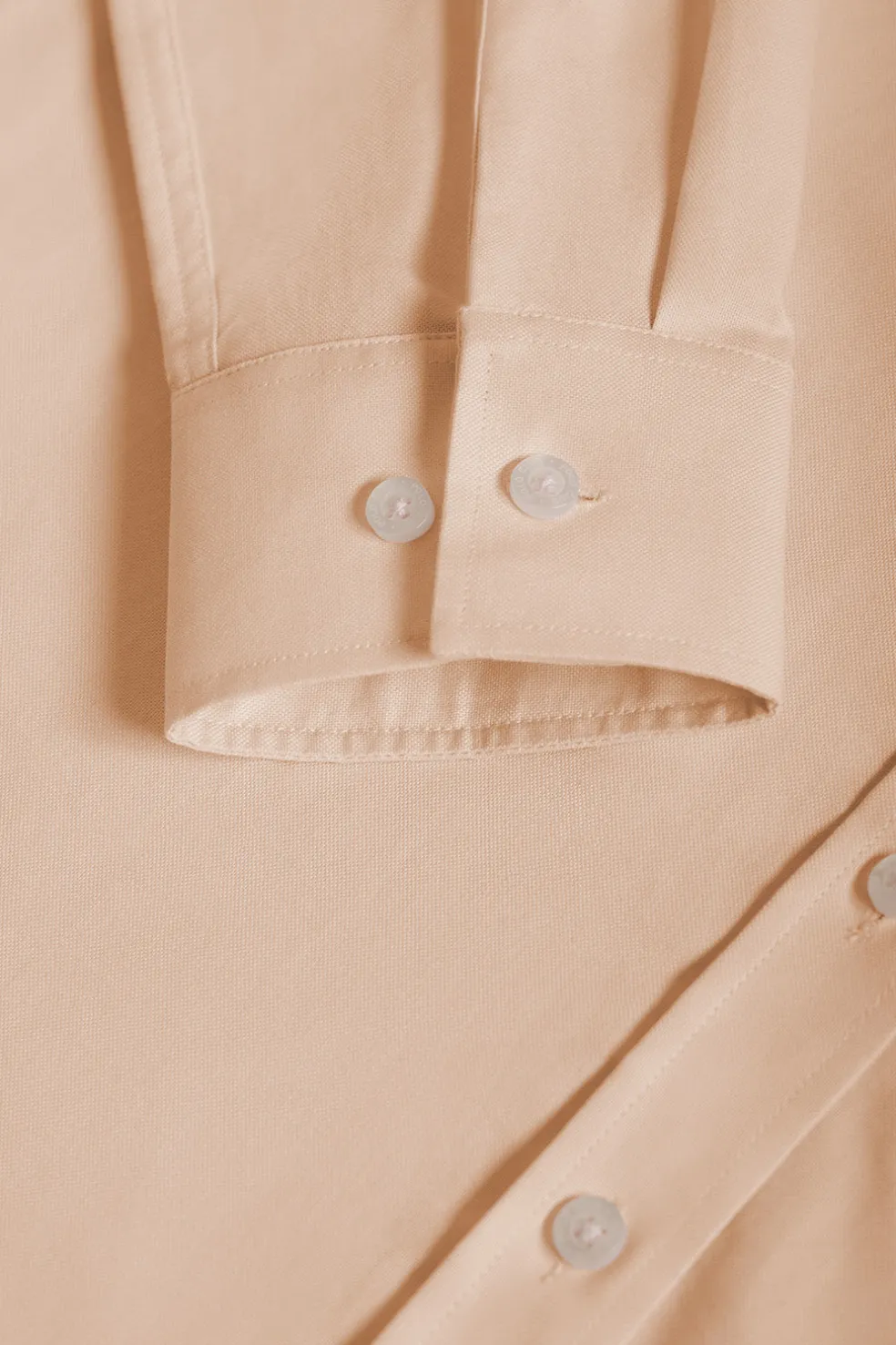 Camisa oxford color melocotón con logo bordado