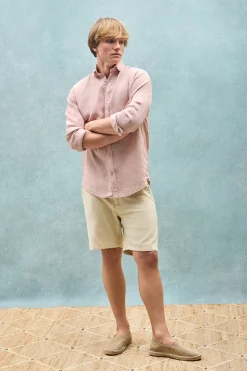 Camisa rosa taupe de lino garment dye con monograma bordado
