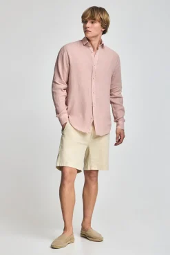 Camisa rosa taupe de lino garment dye con monograma bordado