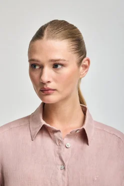 Camisa rosa taupe garment dye de lino con monograma bordado