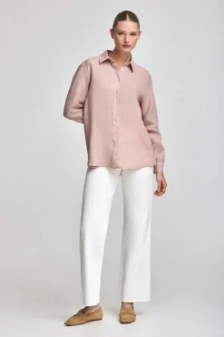 Camisa rosa taupe garment dye de lino con monograma bordado